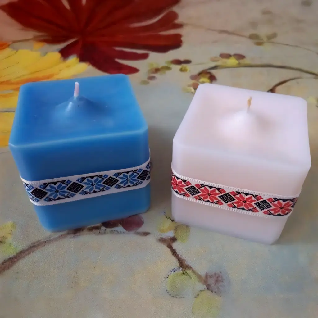Set două lumânări cub parfumate decorate tradițional