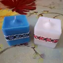 Set două lumânări cub parfumate decorate tradițional
