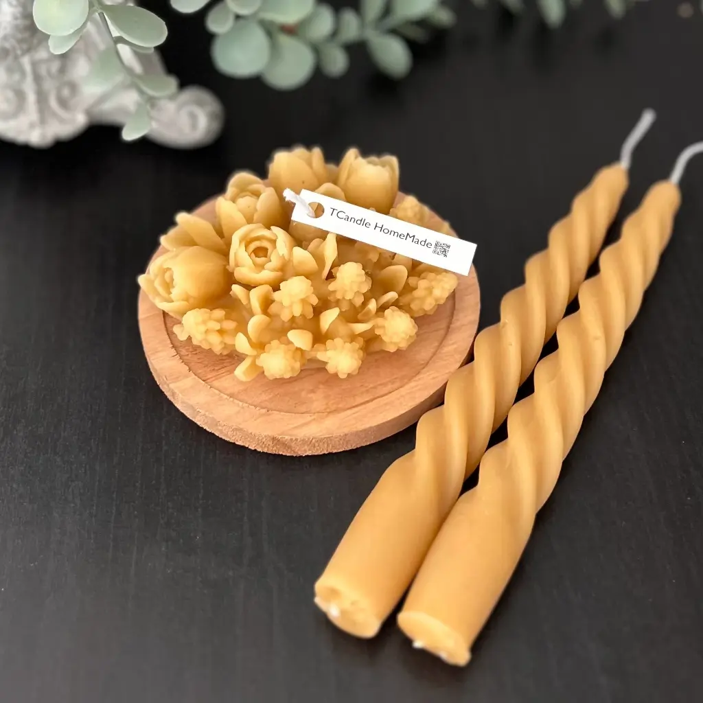 Set două lumânări sfeșnic și buchet flori ceară de albine