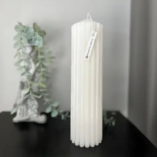 Lumânare decorativă cilindrică striată mare albă