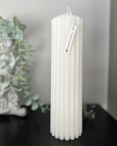 Lumânare decorativă cilindrică striată mare albă