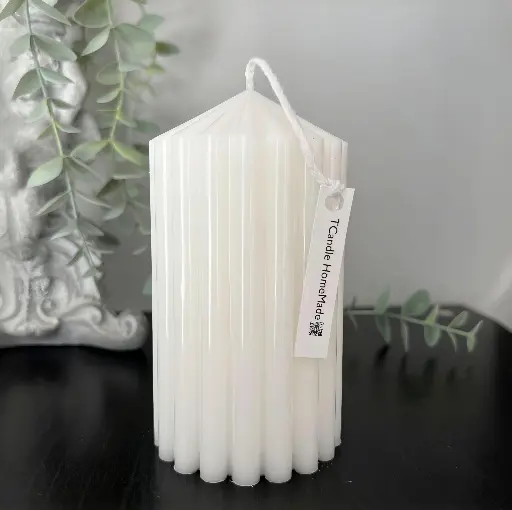 Lumânare decorativă cilindrică striată mică albă