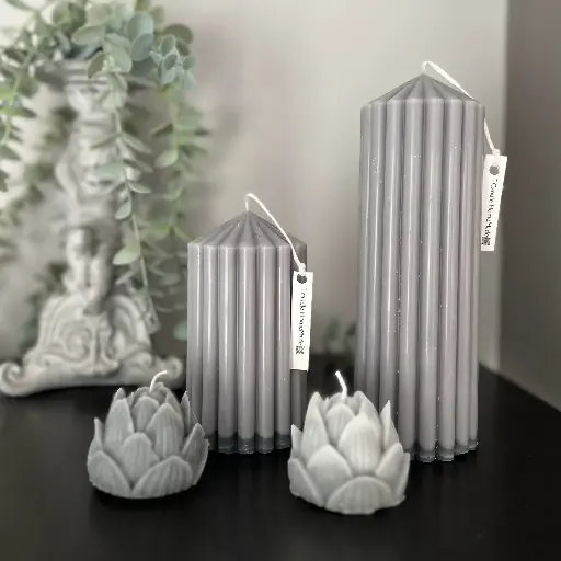 Set decorativ lumânări cilindrice striate flori lotus gri