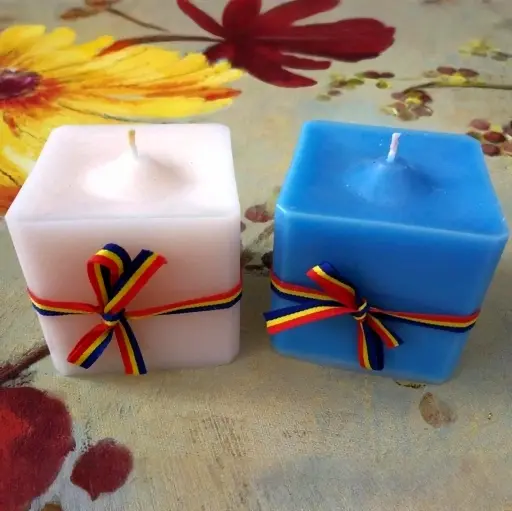Set două lumânări cub parfumate decorate tricolor