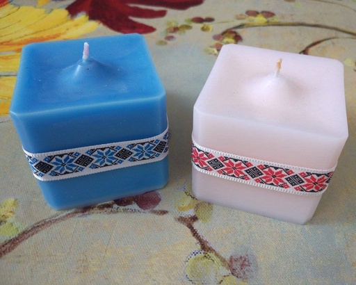 Set două lumânări cub parfumate decorate tradițional