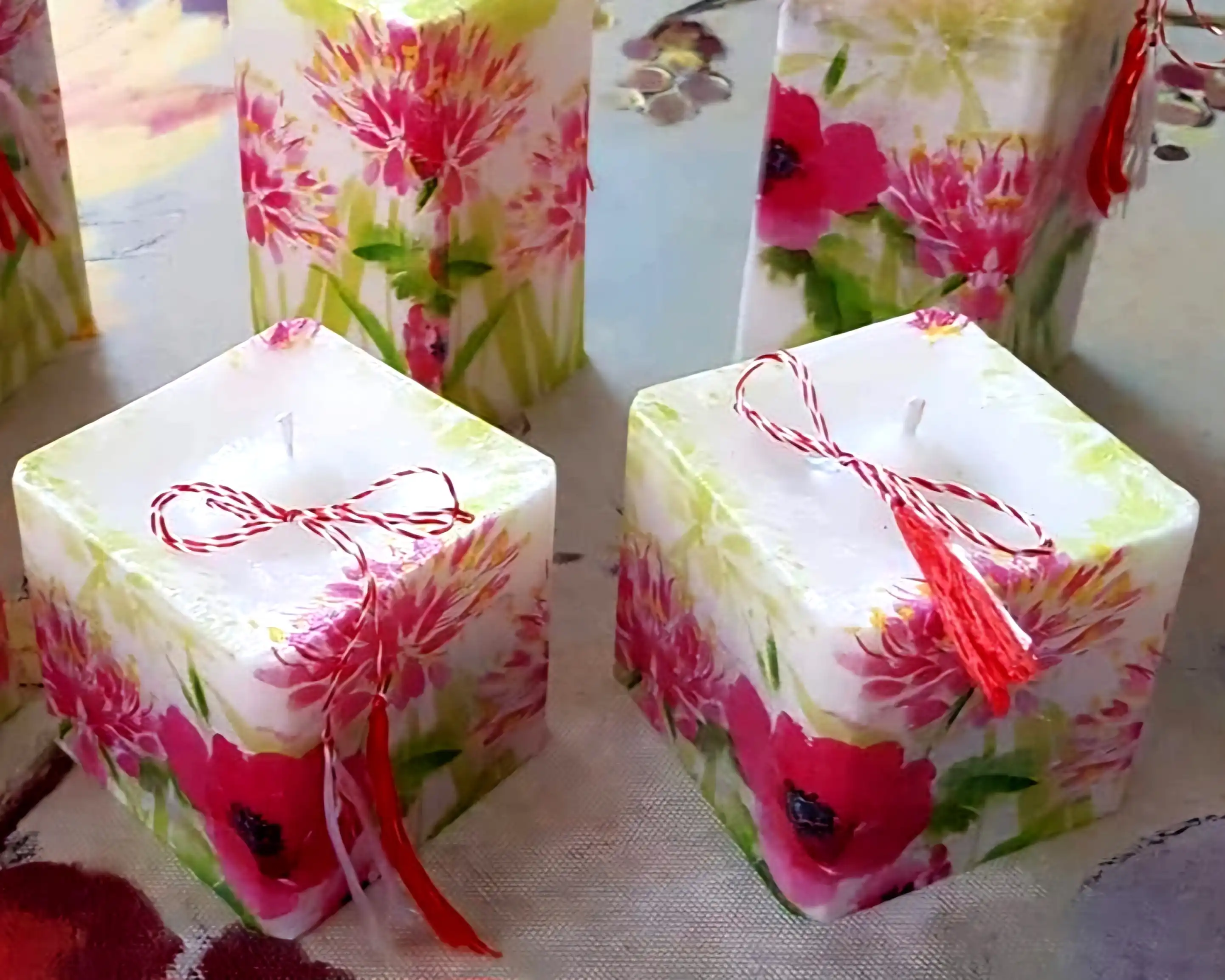 Lumânare parfumată cub decorată flori de primăvară