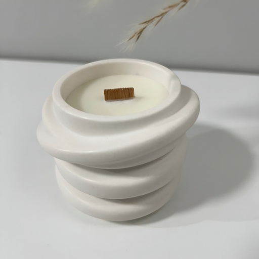 Lumânare în recipient decorativ alb spiralat din Jesmonite