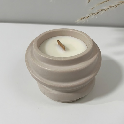 Lumânare în recipient decorativ bej spiralat din Jesmonite